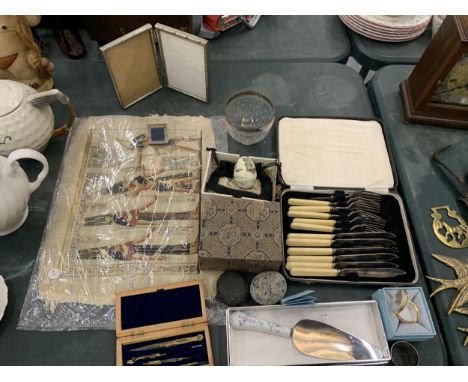 A MIXED LOT TO INCLUDE A VINTAGE CASED SET OF FISH KNIVES AND FORKS, AN ORIENTAL DECORATED EGG - BOXED, A PHOTO FRAME, AYNSLE