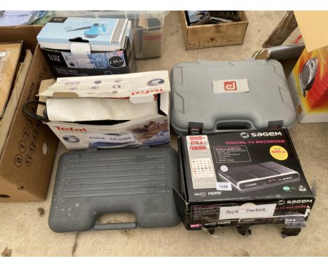AN ASSORTMENT OF POWER TOOLS TO INCLUDE A POWER CRAFT PALM SANDER, AN ANGLE GRINDER AND A STEAM CLEANER ETC 