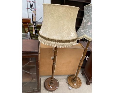 A MODERN STANDARD LAMP WITH TURNED COLUMN, COMPLETE WITH SHADE 