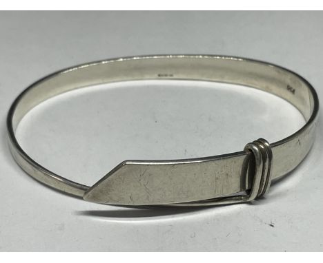 A SILVER ABSTRACT DESIGN BANGLE 