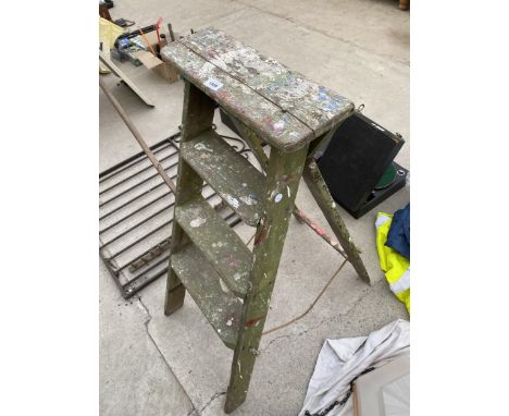 A VINTAGE THREE RUNG WOODEN STEP LADDER 