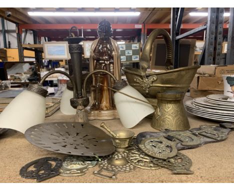 A HEAVY VINTAGE BRASS AND GLASS CEILING LIGHT, BRASS COAL SCUTTLE, HORSE BRASSES, ETC 