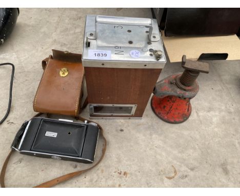 AN ASSORTMENT OF ITEMS TO INCLUDE A CAMERA, A BOTTLE JACK AND A WOODEN CASED ALTIGRAPH ETC 