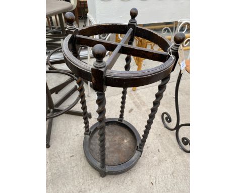 AN EARLY 20TH CENTURY ROUND OAK FOUR DIVISION STICK STAND WITH BARLEY TWIST UPRIGHTS COMPLETE WITH METAL TRAY 