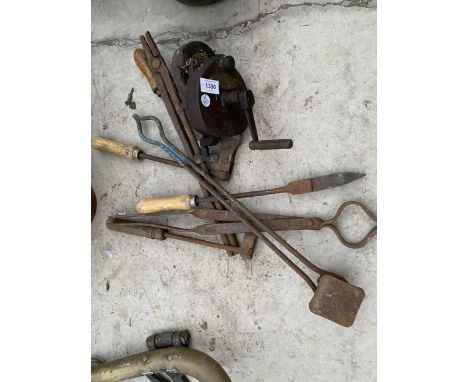 AN ASSORTMENT OF VINTAGE BLACK SMITH TOOLS TO INCLUDE A MANUAL GRIND STONE ETC 