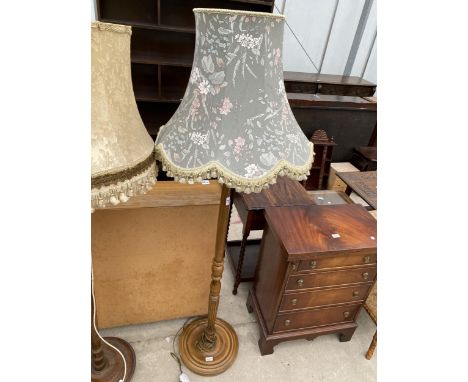A MODERN STANDARD LAMP WITH TURNED COLUMN, COMPLETE WITH SHADE 