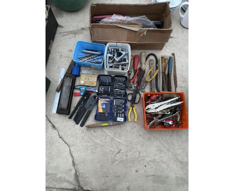 AN ASSORTMENT OF TOOLS TO INCLUDE CLAMPS, PLIERS, SPANNERS AND DRILL BITS ETC 