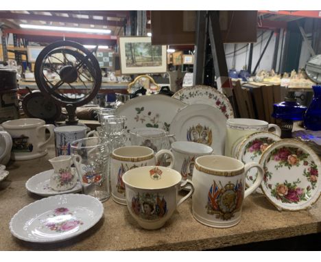 A QUANTITY OF VINTAGE CERAMICS TO INCLUDE ROYAL COMMEMORATIVE MUGS AND CUPS, ROYAL ALBERT 'OLD COUNTRY ROSES' CABINET AND TRI