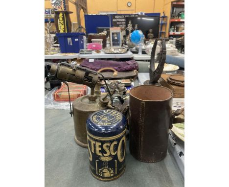 A VINTAGE 'STESKO' HIKERS LAMP IN DORIGINAL TIN AND LEATHER CASE PLUS A BLOW LAMP 
