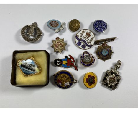 A MIXED GROUP OF VINTAGE ENAMEL AND FURTHER PIN BADGES 