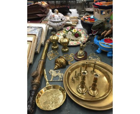A QUANTITY OF BRASS ITEMS TO INCLUDE TRAYS, SMALL VASES, HORSE BRASSES, A VINTAGE SPRAYER, PLUS A CHINA ROSES POSY, PLATE AND
