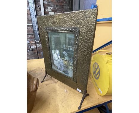 A VINTAGE BRASS FIRE SCREEN WITH A PRINT TO THE MIDDLE 