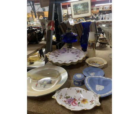 A MIXED LOT TO INCLUDE A CROWN DERBY 'ROYAL ANTOINETTE' PLATE AND BOWL - PLATE A/F - WEDGWOOD JASPERWARE PIN TRAYS, ROYAL DOU