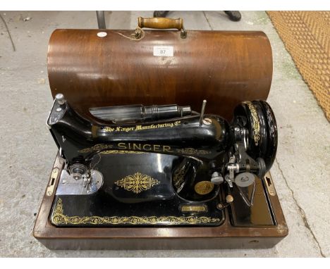 A VINTAGE SINGER SEWING MACHINE IN ORIGINAL WOODEN CARRY CASE 