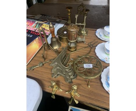 A QUANTITY OF BRASS ITEMS TO INCLUDE A HAND BELL, CANDLESTICKS, A MINERS LAMP, PLATE STANDS, FROGS, ETC 