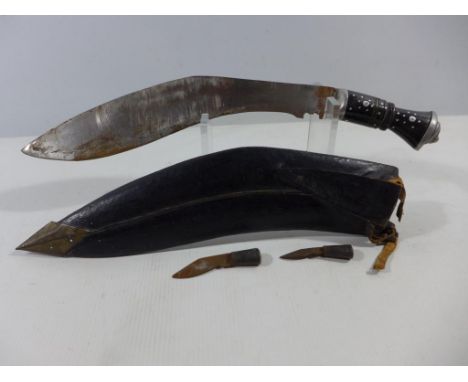 A KUKRI KNIFE AND SCABBARD, 28CM BLADE 