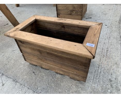 AN EX DISPLAY CHARLES TAYLOR SMALL GARDEN PLANTER *PLEASE NOTE VAT TO BE CHARGED ON THIS ITEM* 