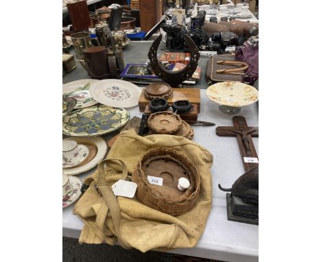 A QUANTITY OF TREEN ITEMS TO INCLUDE A CRIBBAGE BOARD, DOMINOES, CARVED ORIENTAL STANDS, ARMY BAG, ETC 