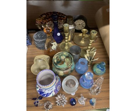 A MIXED LOT TO INCLUDE BRASS CANDLESTICKS, GLASS ANIMALS TO INCLUDE SWAROROVSKI, POOLE POTTERY VASE, GLASS BOTTLES, MDINA PAP