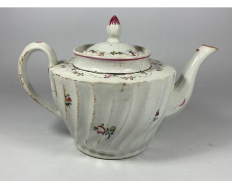 A 19TH CENTURY NEW HALL PORCELAIN TEAPOT WITH FLORAL DESIGN, HEIGHT 16CM 