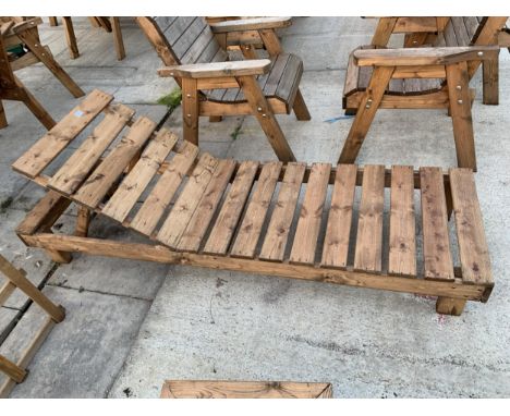 AN EX DISPLAY CHARLES TAYLOR SUN LOUNGER  *PLEASE NOTE VAT TO BE CHARGED ON THIS ITEM* 