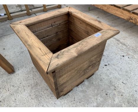 AN EX DISPLAY CHARLES TAYLOR SMALL GARDEN PLANTER *PLEASE NOTE VAT TO BE CHARGED ON THIS ITEM* 