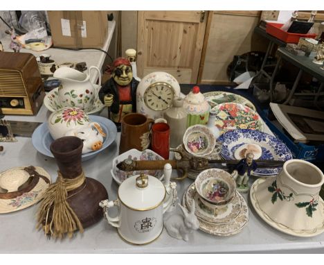 A LARGE QUANTITY OF CERAMIC ITEMS TO INCLUDE A MANTLE CLOCK, VINTAGE CUPS AND SAUCERS, A JAMES KENT STRAWBERRY PATTERNED BOWL