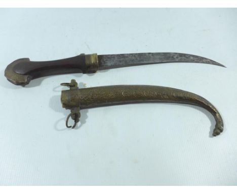 A LATE 19TH/EARLY 20TH CENTURY MOROCCAN DAGGER AND SCABBARD, 24CM BLADE 