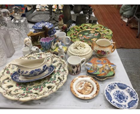A LARGE AMOUNT OF CERAMIC ITEMS TO INCLUDE PLATES, MUGS, FIGURES, ETC 