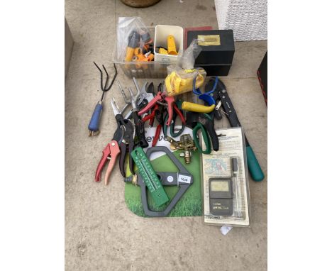 A LARGE ASSORTMENT OF GARDEN TOOLS TO INCLUDE SHEARS, A SPRINKLER AND FORKS ETC 