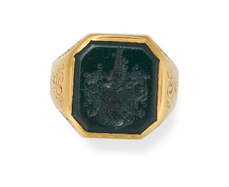 AN ANTIQUE BLOODSTONE INTAGLIO SIGNET RING in yellow gold, set with an octagonal bloodstone intaglio carved to depict a heral