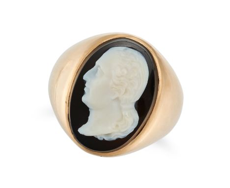 AN AGATE CAMEO RING in yellow gold, set with an oval agate cameo carved to depict the bust of a classical man, no assay marks