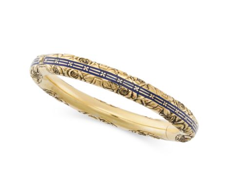 AN ANTIQUE ENAMEL BANGLE, 19TH CENTURY in yellow gold, with a central band of blue enamel accented by rose details, no assay 