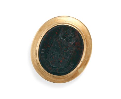 AN ANTIQUE BLOODSTONE INTAGLIO RING in yellow gold, set with a bloodstone intaglio carved to depict a heraldic crest with the