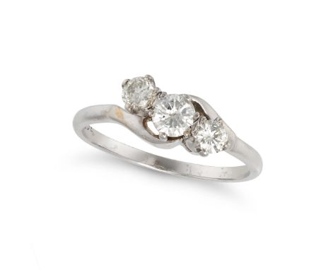 A THREE STONE DIAMOND RING in white gold, set with three round brilliant cut diamonds, the diamonds all totalling 0.4-0.5 car