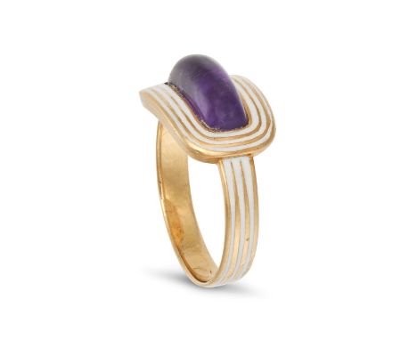 AN ANTIQUE GEORGIAN AMETHYST AND ENAMEL MOURNING RING in yellow gold, set with an elongated cabochon amethyst in a border of 