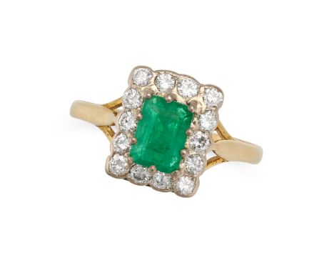 AN EMERALD AND DIAMOND CLUSTER RING in 18ct yellow gold, set with a rectangular step cut emerald of approximately 1.03 carats