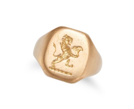 AN ANTIQUE GOLD SIGNET RING in 22ct yellow gold, the face carved to depict a rampant lion, inscribed to the reverse 'LEG 1914