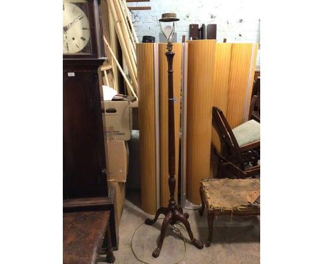 A Georgian style floor lamp, the reeded stem on four legged support terminating in paw feet (175cm)