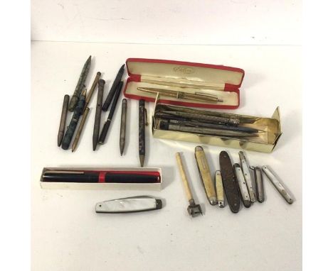 A quantity of vintage pens and pencils and penknives, some with mother of pearl cases (a lot)