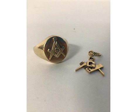 A 9ct gold ring with Masonic symbol decoration and Masonic charm (ring: P) (combined: 10.53g)