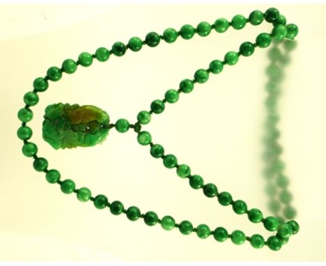 A CARVED JADE PENDANT NECKLACE, with two carved fish, 100cm long, without clasp, 139g 