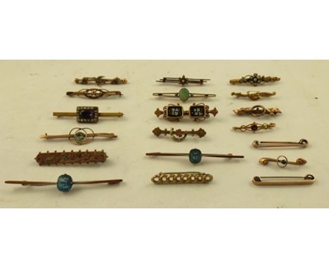A COLLECTION OF APPROXIMATELY EIGHTEEN GOLD AND GOLD COLOURED METAL BAR BROOCHES to include amethyst, seed pearl, micro mosai
