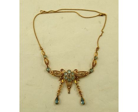 AN EDWARDIAN STYLE GOLD COLOURED METAL SEED PEARL AND POSSIBLY AQUAMARINE NECKLET having filigree wirework and two pendant dr