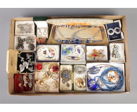 A tray of assorted vintage costume jewellery to include brooches, earrings, pendant necklaces, bracelets, etc.