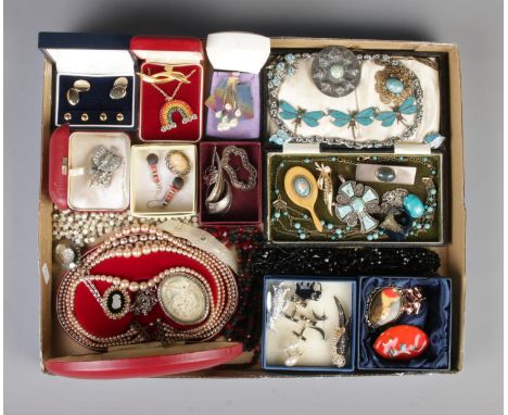 A tray of assorted vintage costume jewellery to include cameo jewellery, cufflinks, dragonfly necklace, beaded necklaces, etc