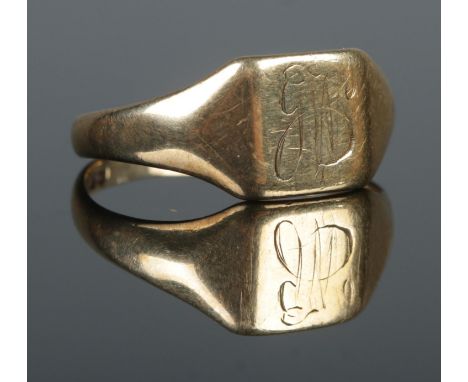 A 9ct yellow gold gents signet ring, bearing JW monogram to the panel. Assayed for London, with date letter L. Size U½. Total