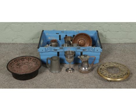 A box of assorted metalwares, to include Craftsman pweter tankard, silver plated trophy, brass trivet on wheels and cast iron