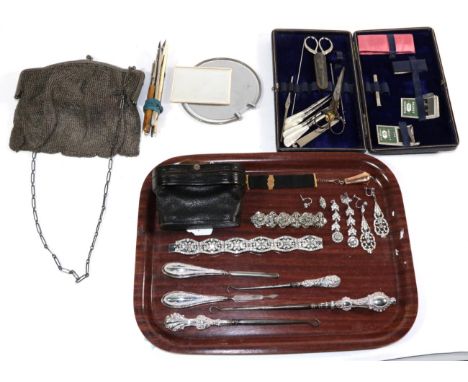 925 standard mesh evening purse (a.f.), 9 carat gold cigar cutter, two silver mounted button hooks, three smaller manicure an