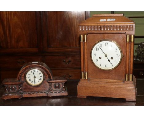 An oak cased striking mantel clock and an oak mantel timepiece (2)